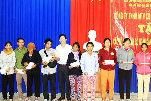 Ông Nguyễn Tấn Tuân trao quà cho người dân huyện Khánh Sơn