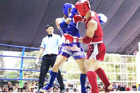 Trận đấu chung kết hạng 81kg giữa võ sĩ Muay Thái Khánh Hòa  Nguyễn Trung Kiên và võ sĩ Sơn La (ảnh Báo Đồng Nai)