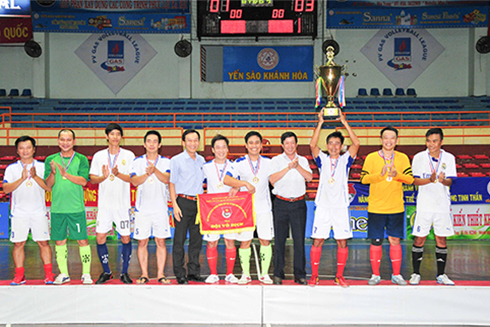Các đại biểu trao cúp và cờ vô địch cho đội bóng cụm Khối Nội chính
