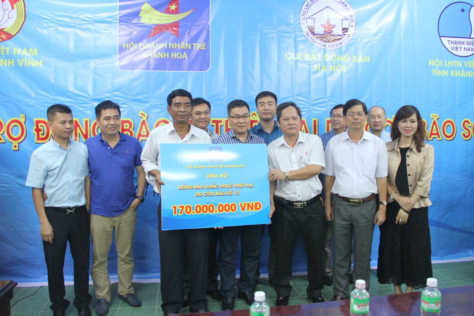  Ông Lương Thế Hùng - Chủ tịch Hội doanh nhân trẻ Khánh Hòa trao 170 triệu đồng hỗ trợ Khánh Vĩnh khắc phục hậu quả bão số 12