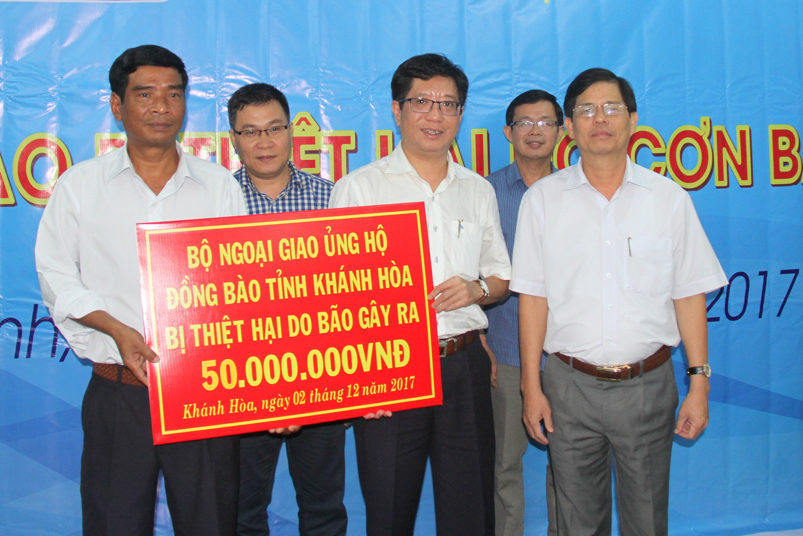 Ông Dương Nam Khánh - Phó Giám đốc Phụ trách Sở Ngoại vụ thay mặt Bộ Ngoại giao trao tiền hỗ trợ cho huyện Khánh Vĩnh