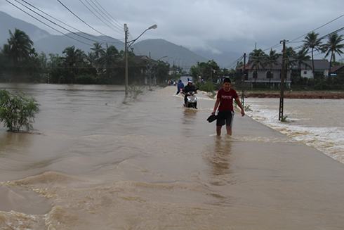 Nước băng qua đường (khu vực xã Vĩnh Thạnh, TP. Nha Trang)