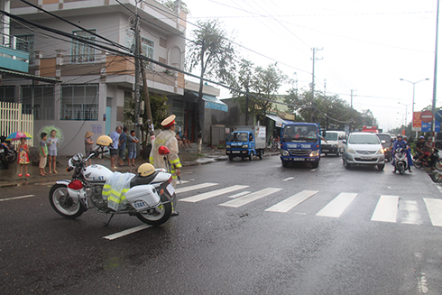 Cảnh sát giao thông tiến hành điều tiết giao thông đoạn gần Bến xe phía Nam