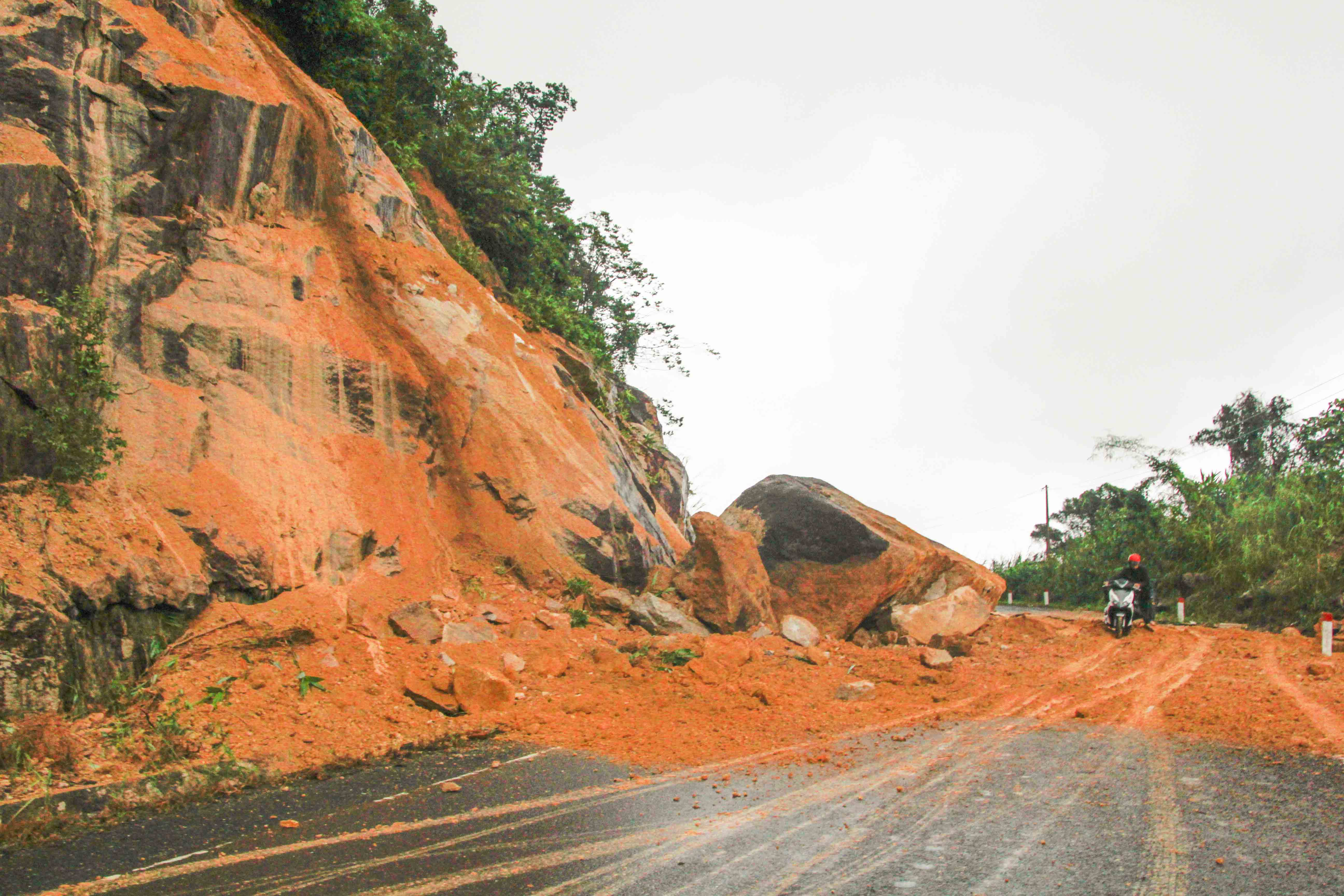 Đường Nha Trang - Đà Lạt đã thông xe một bên