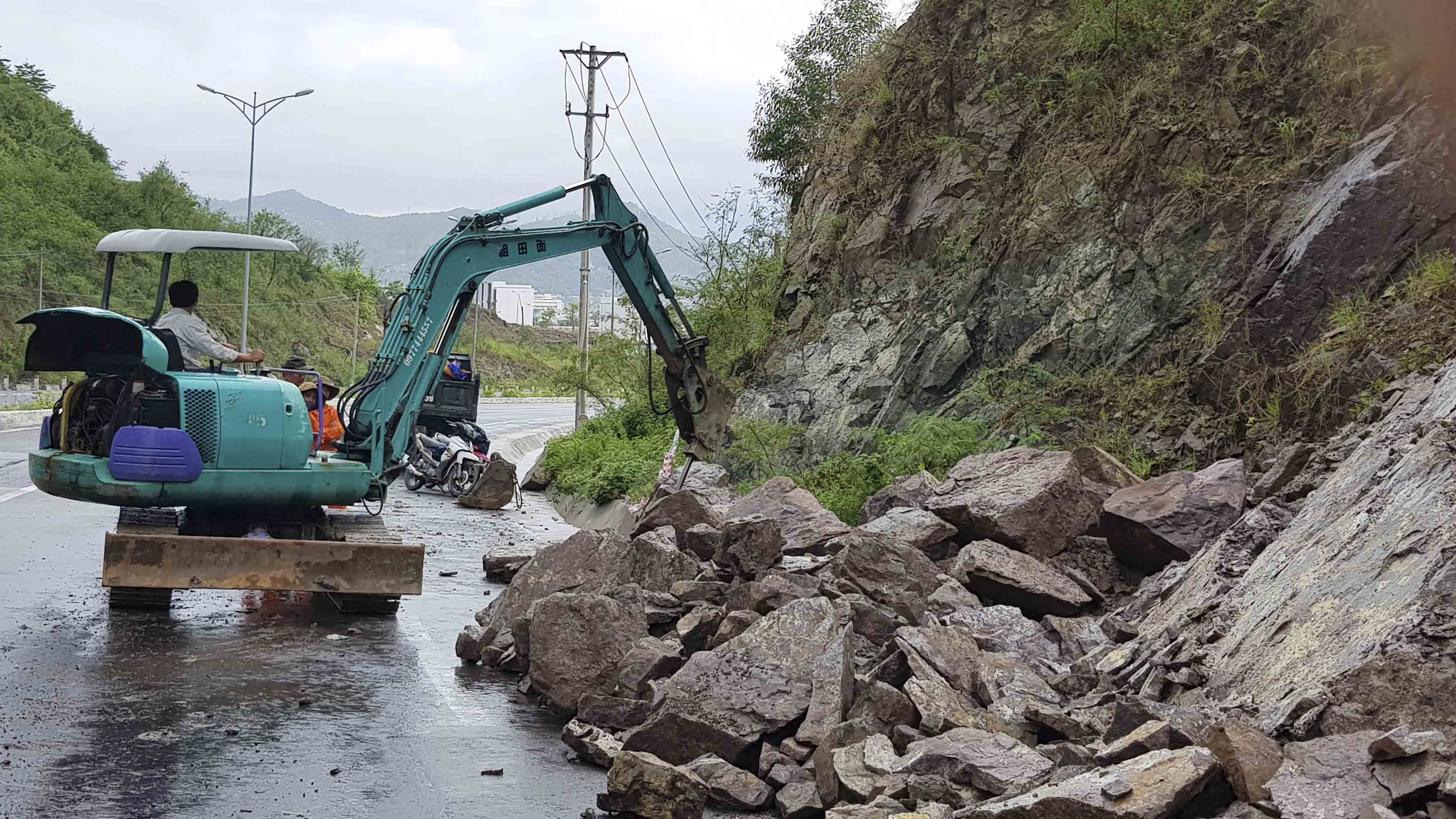 Quốc lộ 1C và Tỉnh lộ 9 bị sạt lở