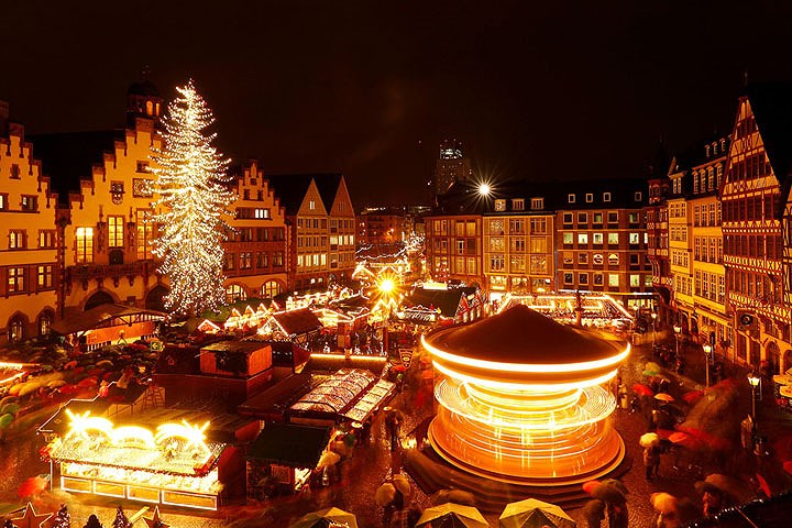 Chợ Giáng sinh truyền thống ở Frankfurt, Đức, vào đêm 27/11.