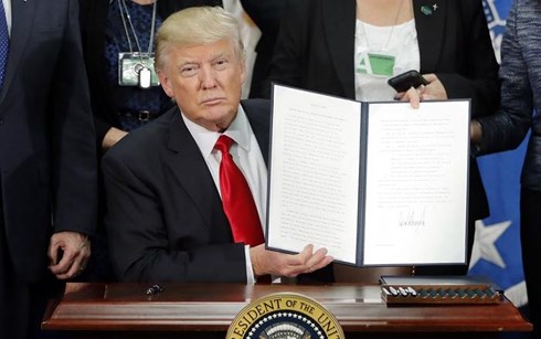 Tổng thống Donald Trump ký 2 sắc lệnh tăng cường an ninh biên giới và trấn áp người nhập cư ngày 25/1/2017. (Nguồn: Washington Times)