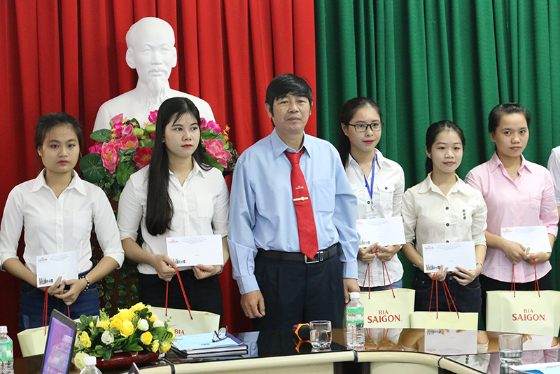 Đại diện Công ty Cổ phần Bia Sài Gòn Nam Trung Bộ trao học bổng cho các sinh viên 