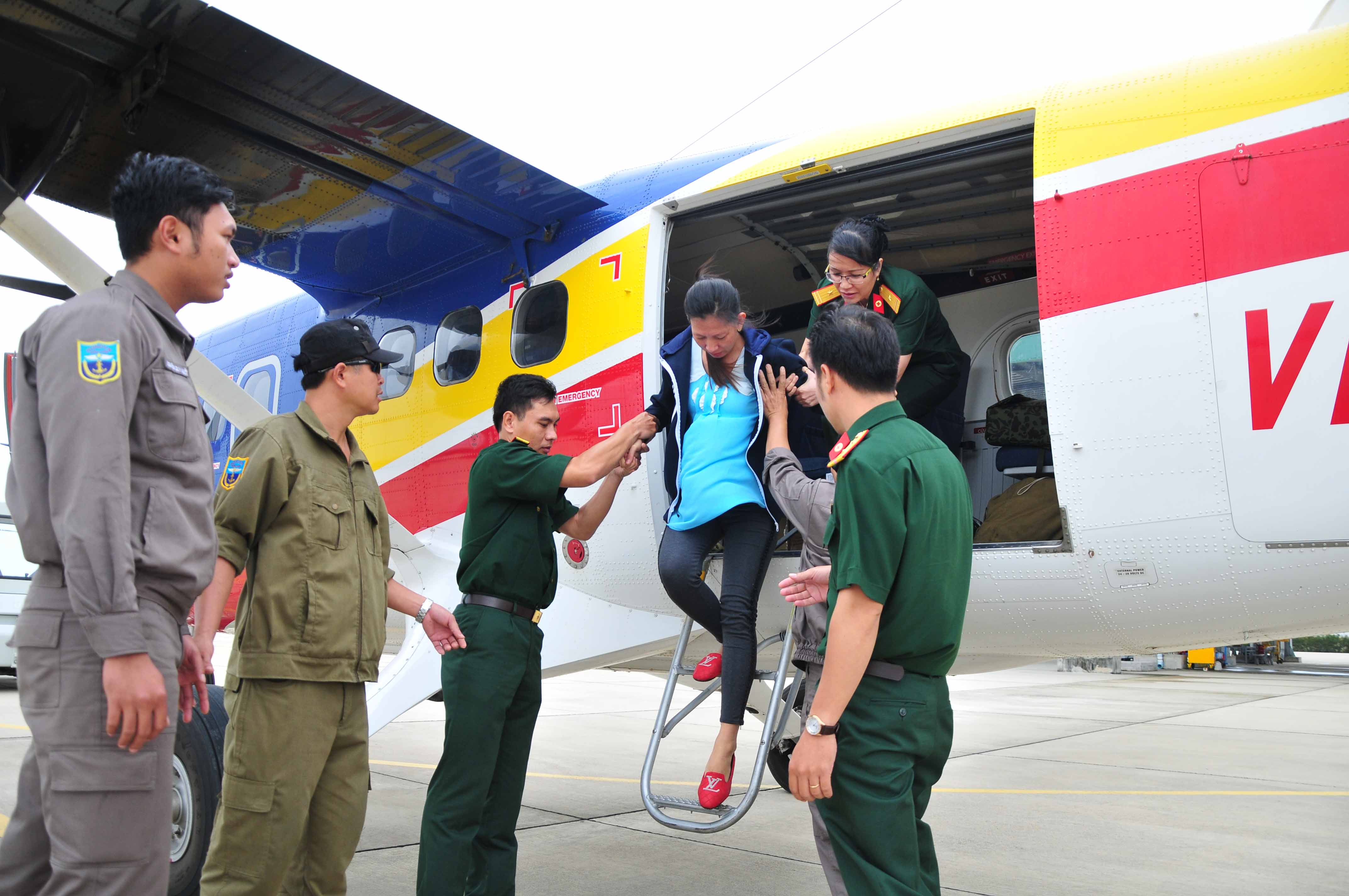 Đưa một sản phụ từ Trường Sa về đất liền bằng thuỷ phi cơ