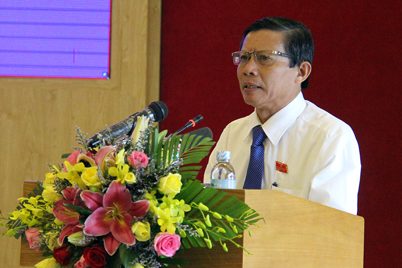 Ông Trần Ngọc Thanh trình bày Thông báo về tình hình Mặt trận tham gia xây dựng chính quyền