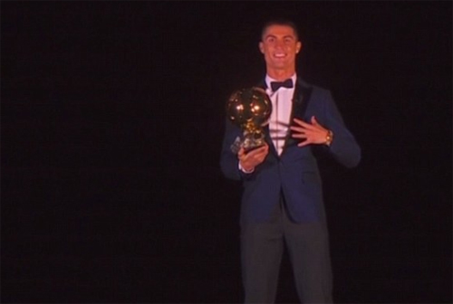 Ronaldo hiên ngang nâng Quả Bóng Vàng trên tháp Eiffel. Ảnh: L'Équipe.