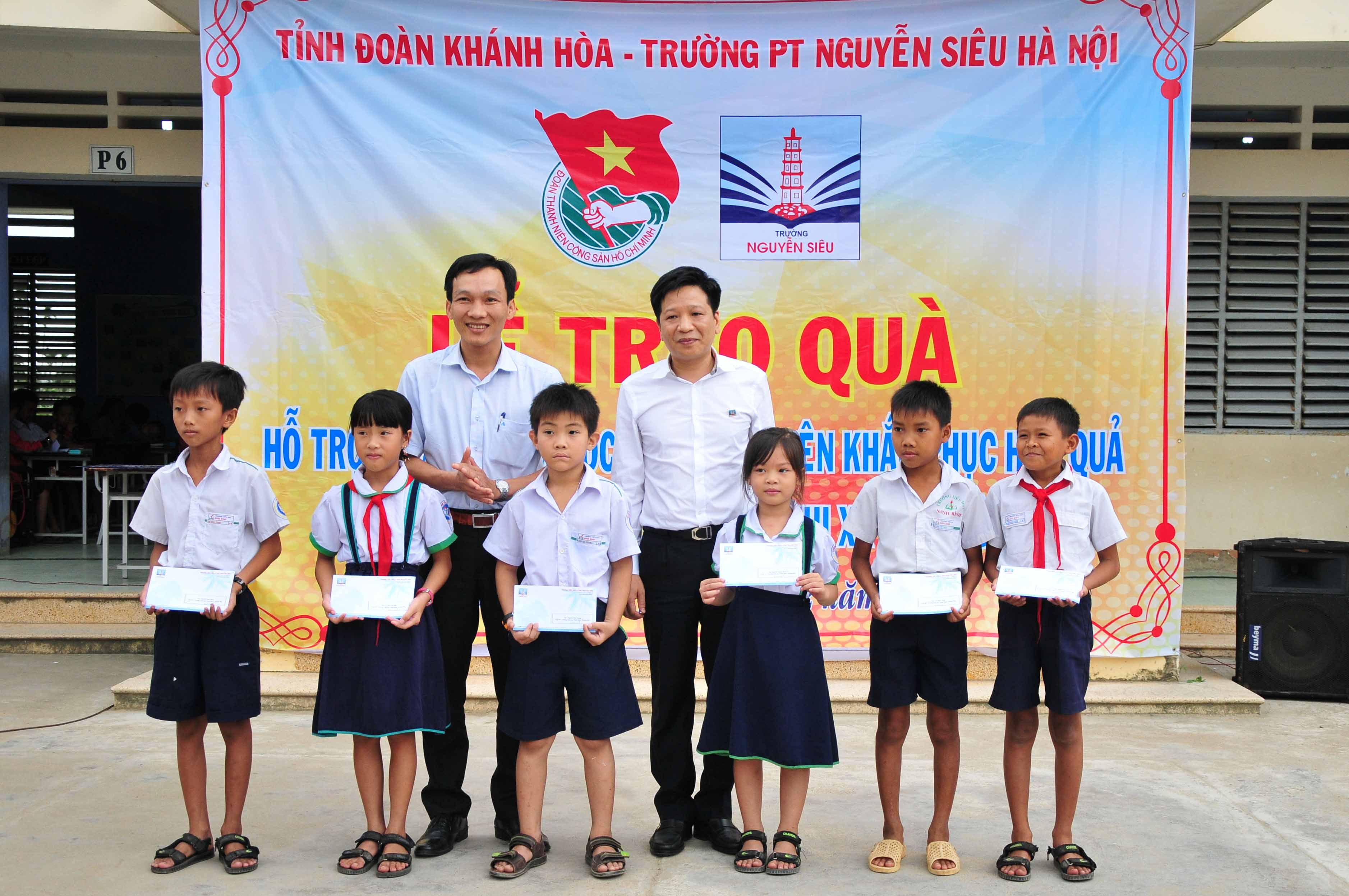 Đại diện 2 đơn vị trao quà cho các học sinh có hoàn cảnh đặc biệt khó khăn