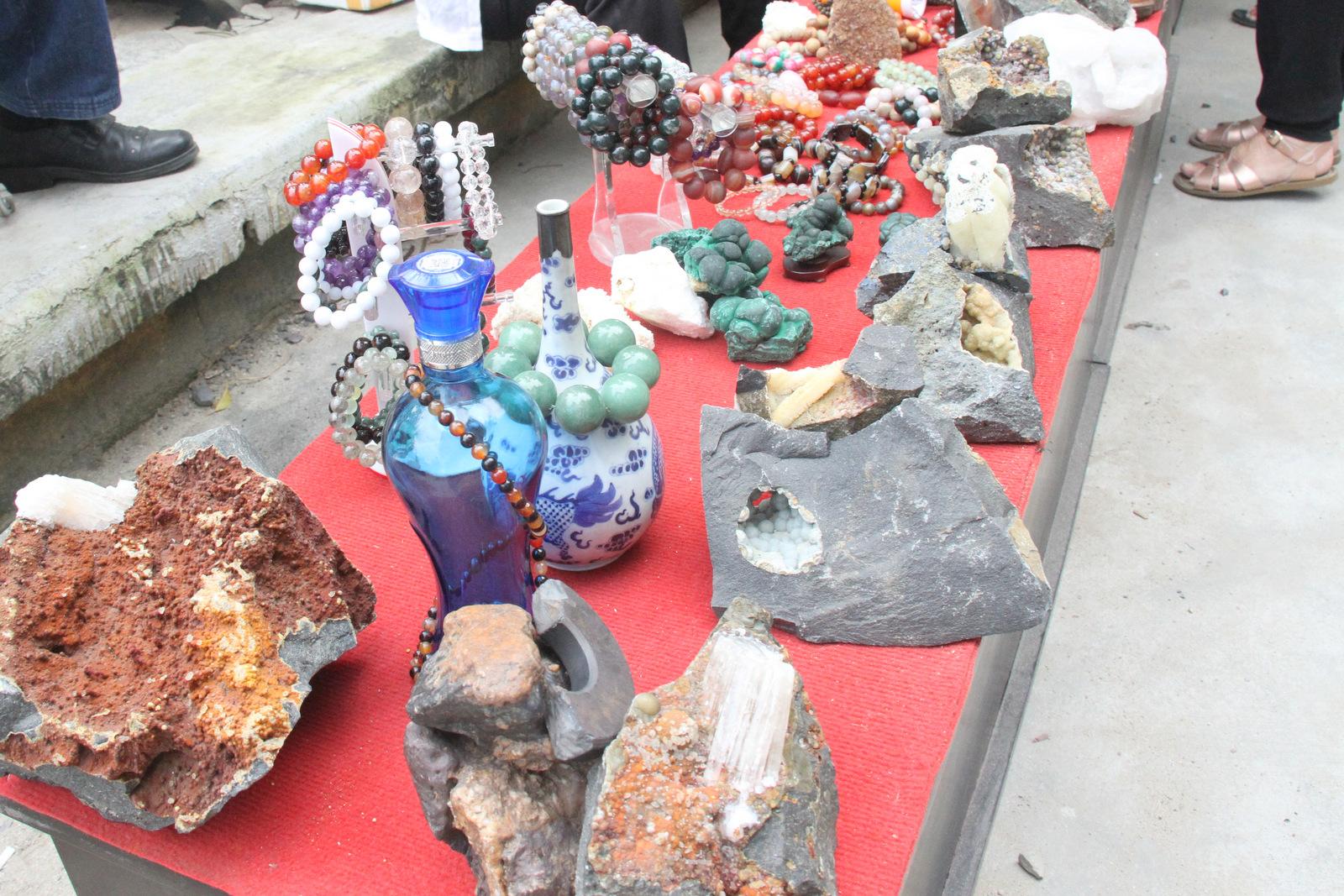  Chợ còn có thêm cả đồ trang sức bằng đá quý
