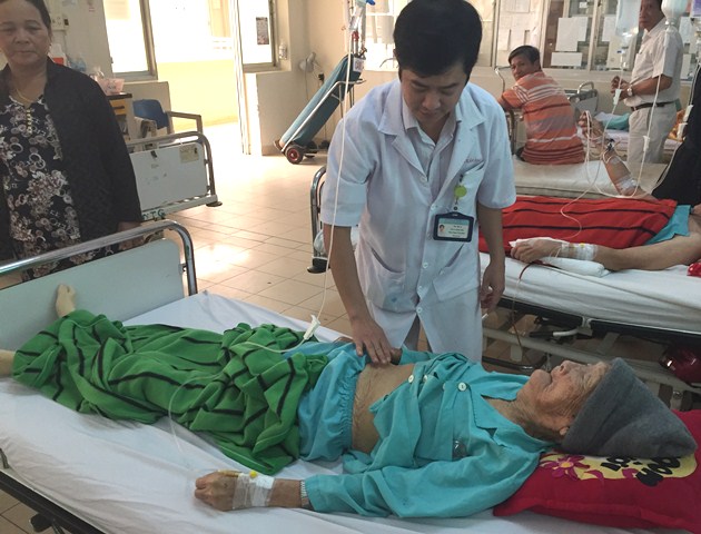 Cứu sống cụ ông 103 tuổi bị tắc, nhiễm trùng đường mật nặng