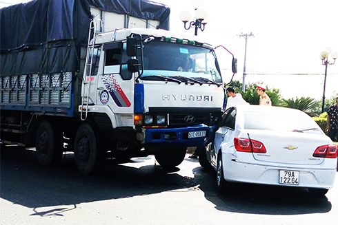 Va chạm giao thông: 2 xe dính đầu nhau