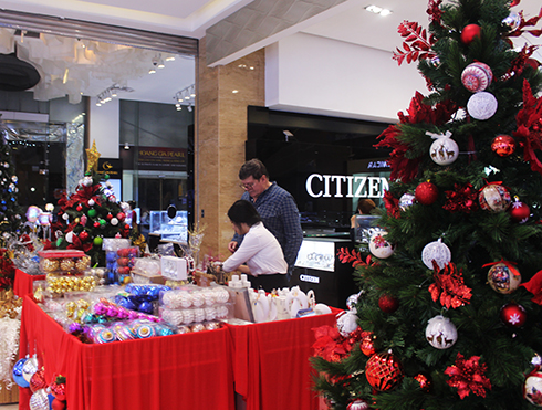 Christmas decorations and gifts are sold in many places.