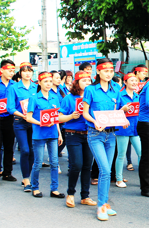 Đoàn viên, thanh niên tuyên truyền không thuốc lá tại TP. Nha Trang