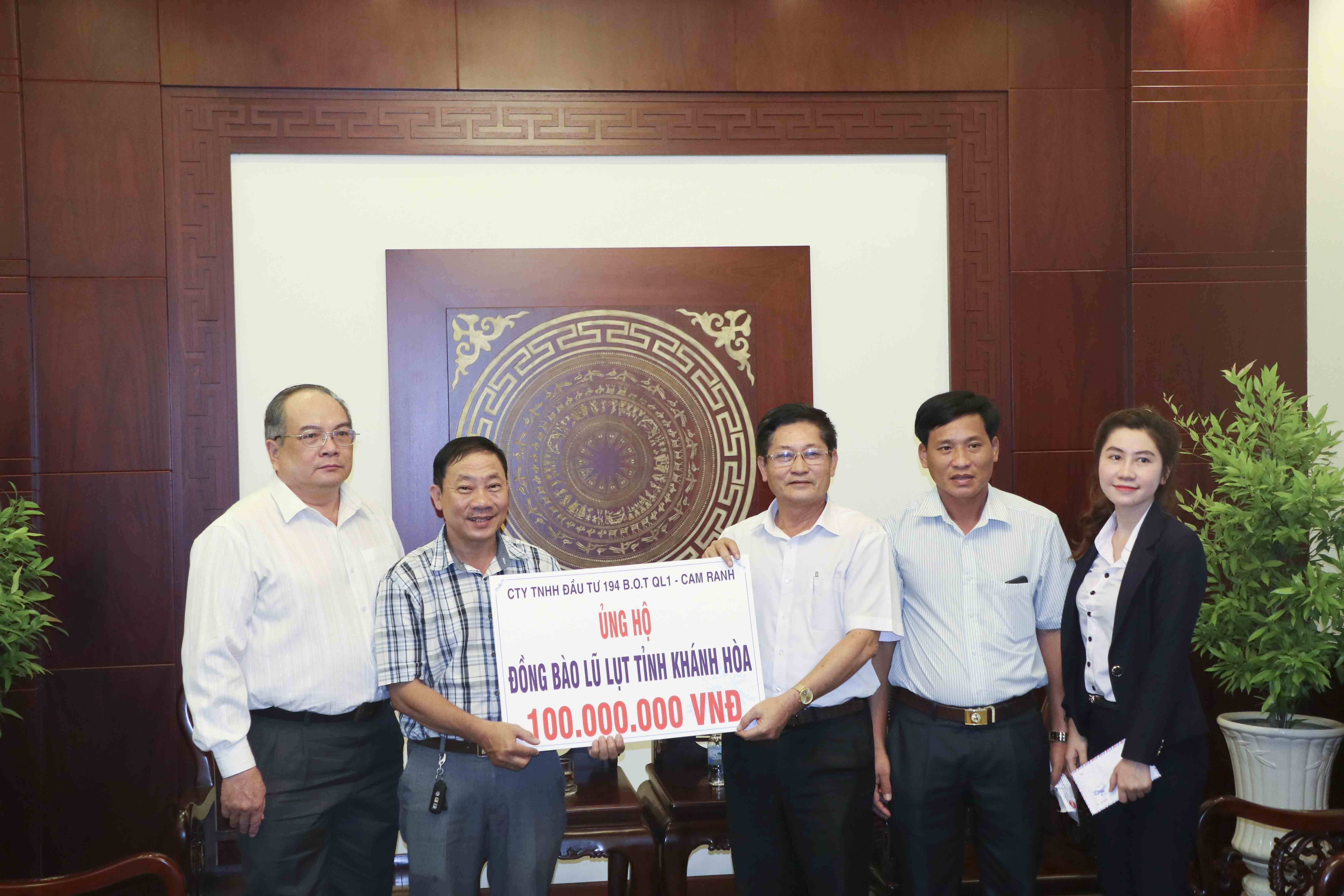 Trao hơn 100 triệu đồng ủng hộ đồng bào bị thiệt hại do bão 12