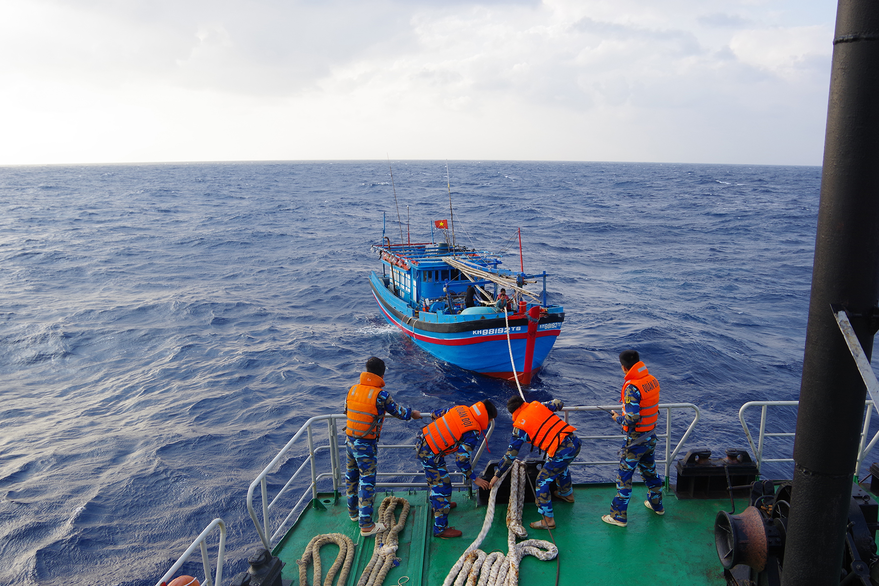 Fishing boat adrift rescued and towed ashore safely