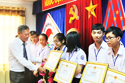 Ông Trần Quang Mẫn - Phó Giám đốc Sở Giáo dục và Đào tạo trao giấy khen cho các dự án đạt giải nhất toàn cuộc