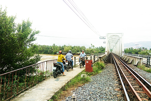 Thuê ca nô đưa học sinh đến trường