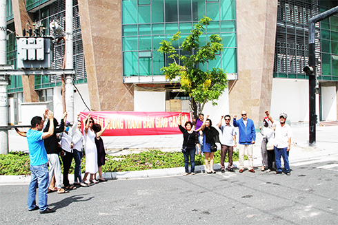 Hàng chục khách hàng tập trung ở dự án Mường Thanh Khánh Hòa để đòi giao căn hộ
