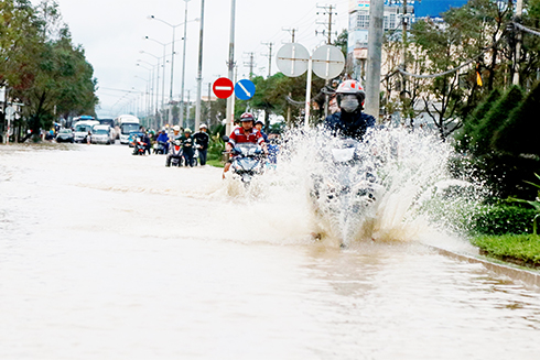 Đường 23-10 thường xuyên bị ngập nước mỗi khi mưa lớn kéo dài