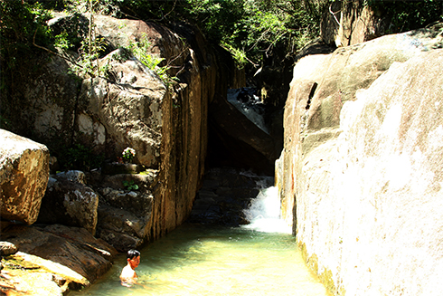 Vẻ đẹp hồ Đá Xẻ