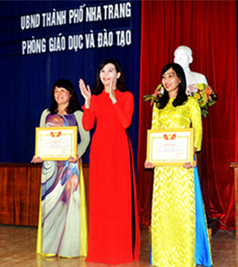 Ban tổ chức trao giải nhất đồng đội cho  Trường Mầm non Hướng Dương và Trường Mầm non Lý Tự Trọng