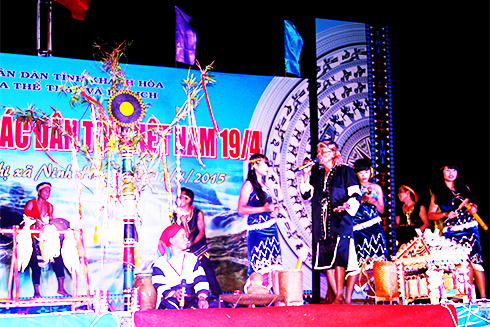 Đồng bào Raglai huyện Khánh Sơn biểu diễn làn điệu dân ca trong ngày hội Văn hóa các dân tộc Việt Nam
