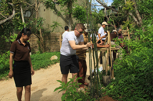Du khách nước ngoài trồng cây tại khu nghỉ mát An Lam Retreats.
