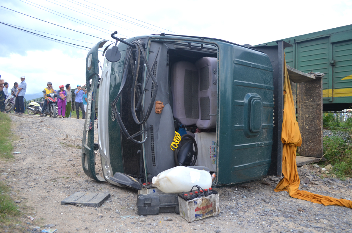 Tàu hỏa va chạm ô tô, một người bị thương