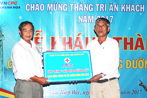 Khánh thành công trình "Thắp sáng đường quê"
