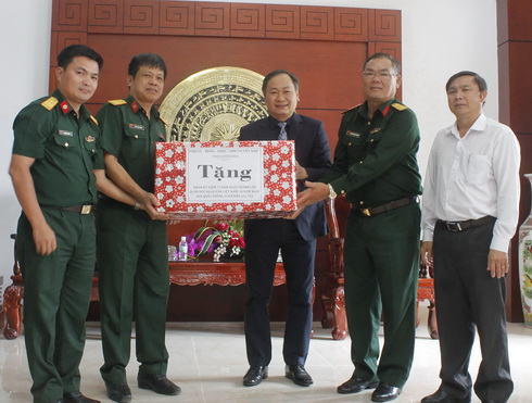 Lãnh đạo tỉnh Khánh Hòa thăm, tặng quà các đơn vị quân đội