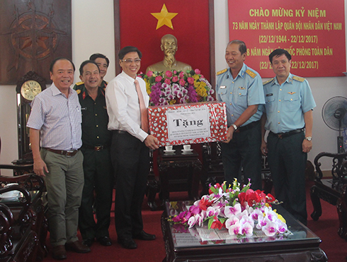 Chủ tịch tỉnh thăm, tặng quà các đơn vị quân đội