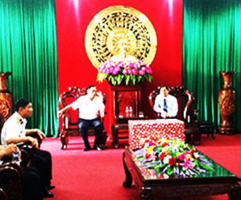 Chủ tịch HĐND tỉnh thăm, tặng quà các đơn vị quân đội