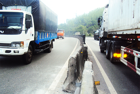 Khối bê tông dải phân cách bị lệch