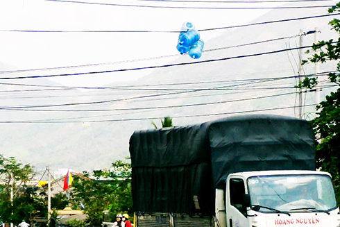 Thùng nước treo lơ lửng trên dây điện