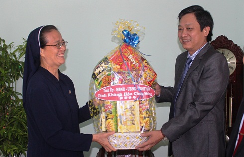 Thăm, tặng quà các chức sắc, cơ sở Công giáo, Tin lành