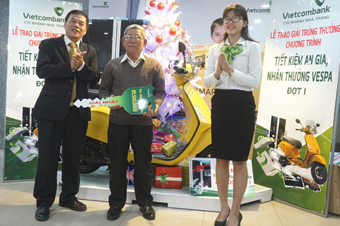Lãnh đạo Vietcombank Nha Trang trao thưởng cho khách hàng trúng giải nhất