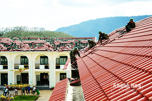 zzBộ đội giúp lợp lại mái trường tại thôn Ba Cẳng, xã Khánh Hiệp, huyện Khánh Vĩnh