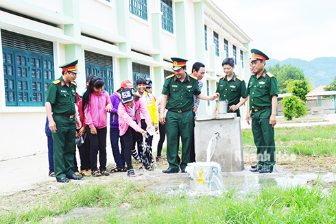 Niềm vui của học sinh xã Khánh Hiệp ngày khánh thành giếng khoan do bộ đội đào giúp tại trường