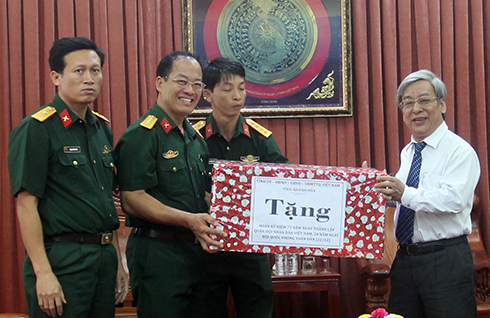 Thường trực HĐND tỉnh Khánh Hòa thăm các đơn vị quân đội