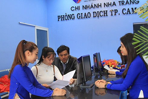 Nhân viên Vietravel chi nhánh Nha Trang đang tư vấn cho những khách hàng đầu tiên đến Phòng giao dịch Cam Ranh.