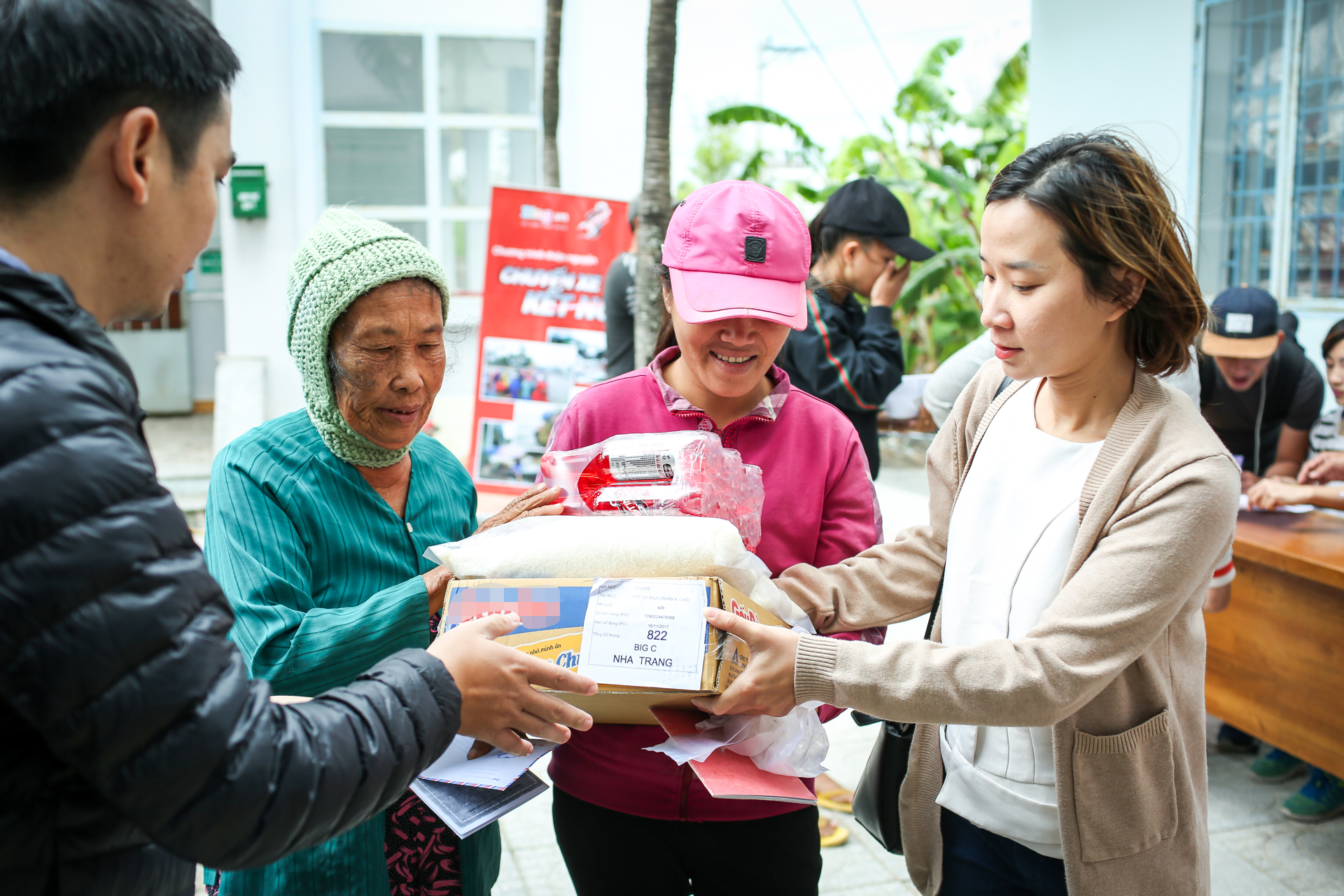 Ông Lâm Quang Hiếu (bìa trái) và bà Nguyễn Phương Ngọc Hân, giám đốc nhãn hàng Sting, SuntoryPepsico trao quà cho bà con bị thiệt hại bởi bão Damrey