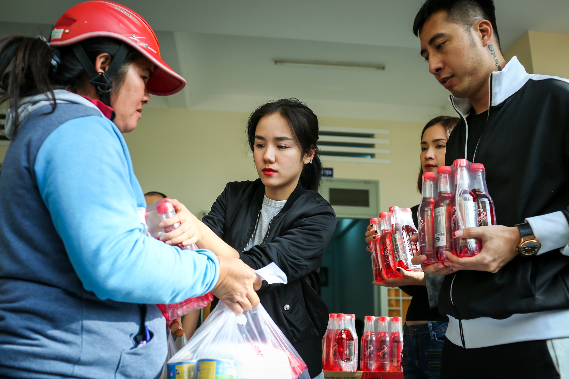 Ca sĩ Phương Linh và nhạc sĩ  OnlyC trao quà từ thiện