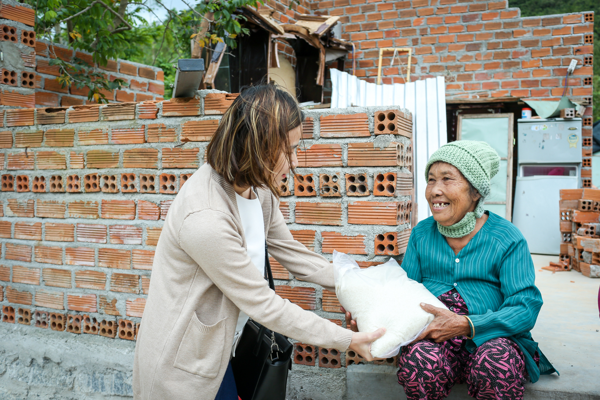 Bà Nguyễn Thị Phẩm ở xã Vạn Thắng, huyện Vạn Ninh nhận quà và số tiền 2 triệu đồng từ đoàn từ thiện