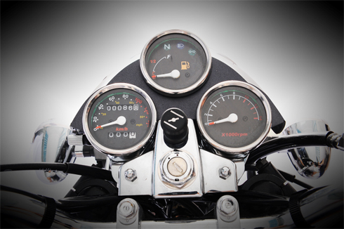  Trên mặt tay lái Husky 125 Classic thể hiện 3 cụm đồng hồ
