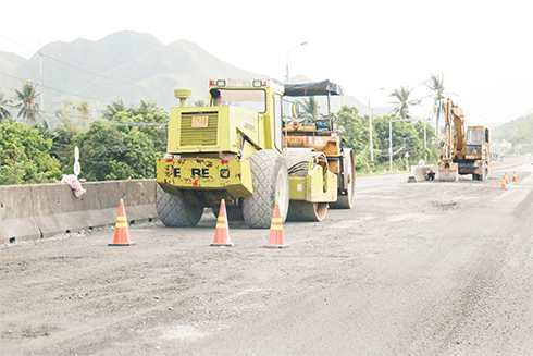 Đơn vị thi công khắc phục tạm thời hư hỏng trên đường tại khu vực xã Vĩnh Lương, TP. Nha Trang