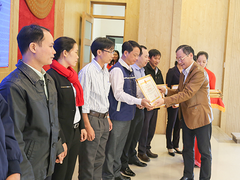 Ông Nguyễn Đắc Tài trao bằng khen cho các tập thể, cá nhân đạt thành tích xuất sắc kỳ Đại hội TDTT tỉnh lần 8.